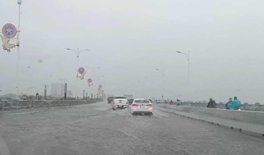 Vinh Tuy 2 Bridge has been open for traffic for less than a year but has been seriously flooded during heavy rains