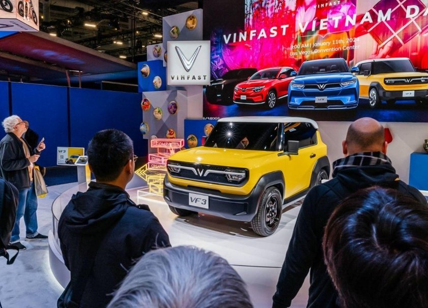 What did the international community say after the VinFast VF 3 electric car announced its selling price?